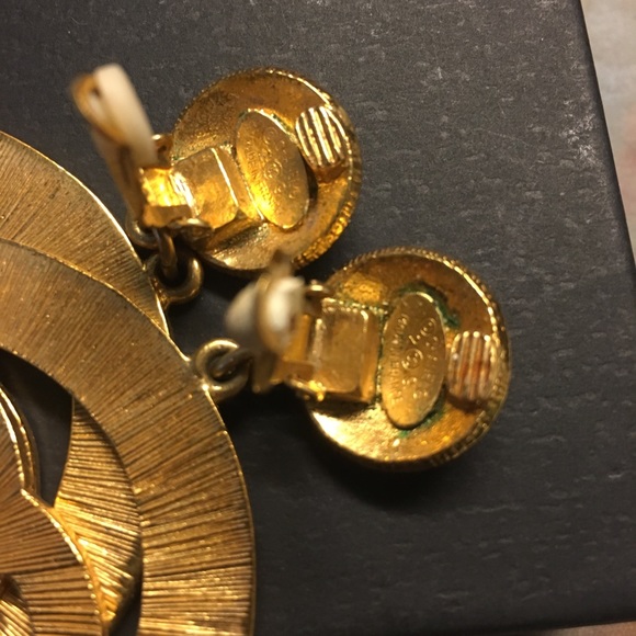 Unbelievable rare vintage Chanel oversized earring - Picture 5 of 8
